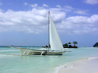 长滩岛位于菲律宾中部，处于班乃岛的西北尖端，形状如同一个哑铃。整座岛不过7公里长，却有一片长达4公里的白色沙滩，被誉为“世界上最细的沙滩”。雪白的沙滩、碧蓝的海水、和煦的阳光使长滩岛成为著名的度假胜地，度假村和酒吧星罗棋布，来自世界各地的游